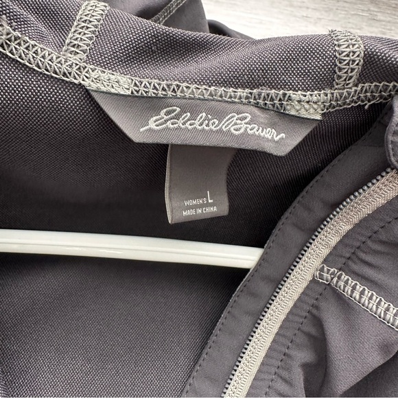 Women’s Eddie Bauer light rain jacket - Picture 2 of 2